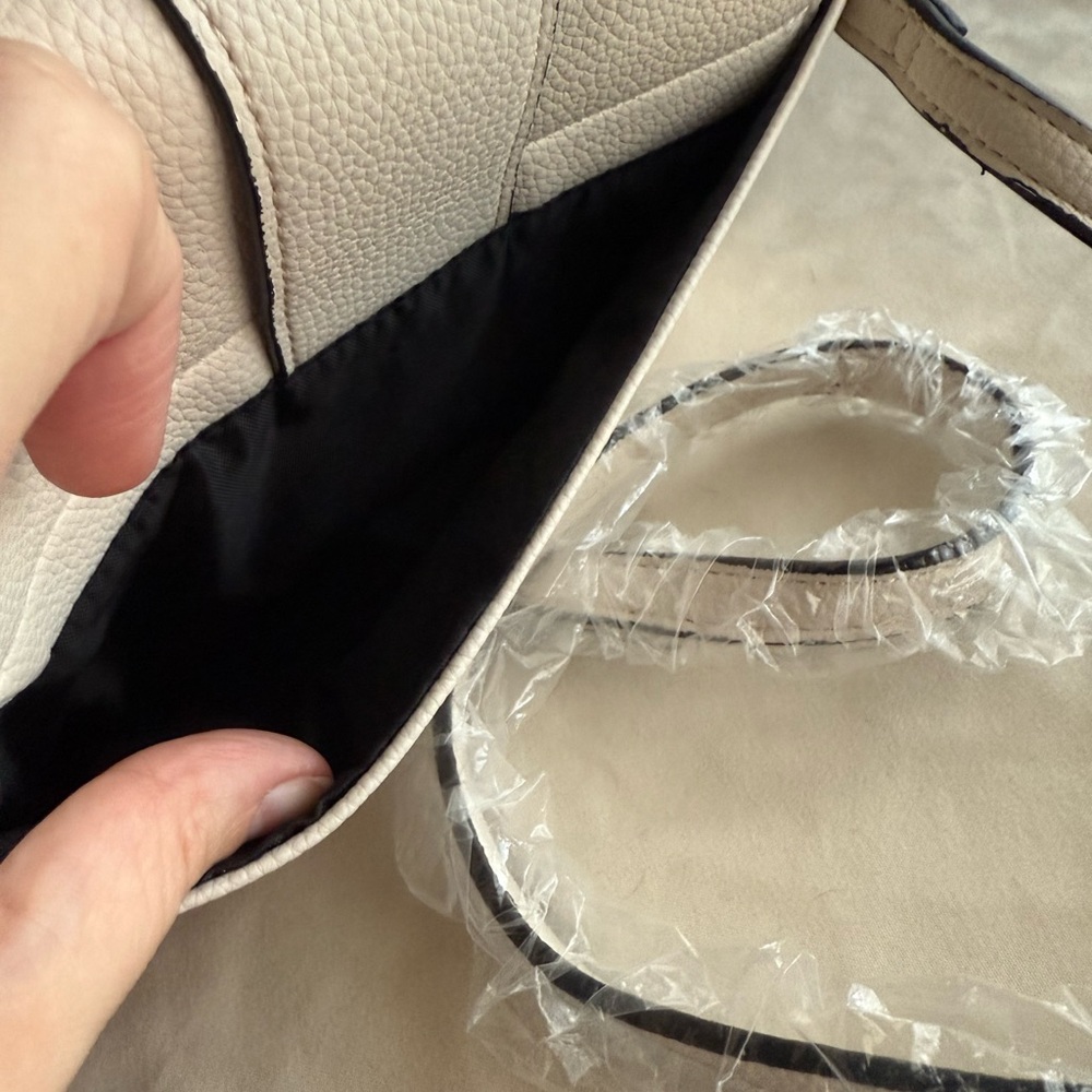 🔥 Fire Sale 🔥
NWT Tahari Cream Crossbody Bag with Silver Chain Strap - Picture 9 of 12